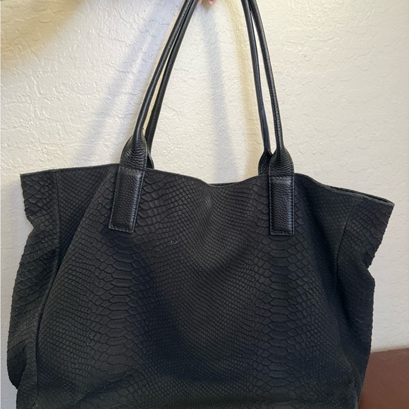 Chic Black Textured Tote Bag - Picture 1 of 6